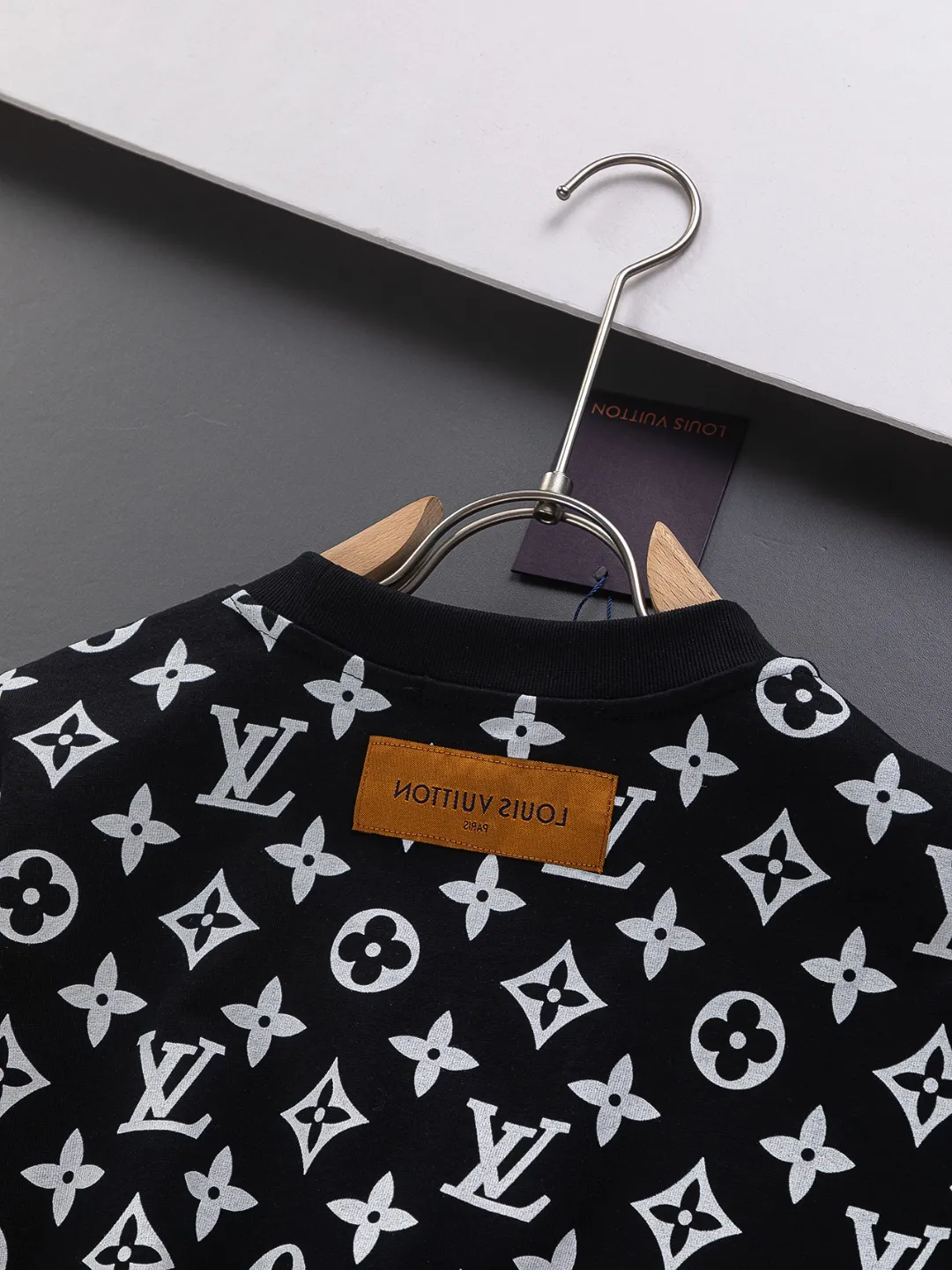 🅿️210 Louis Vuitton Louis Vuitton 1V slightly wide version S-XL 25SS LV new product counter catwalk model, burning clouds all over the print, round neck print, same style for men and women! Short-sleeves are not the same as the general public, but must be unique and eye-catching. This LV short-sleeves is all about quality, comfort, consistent style, fashion, including fabrics and cutting techniques, all of which have been made with great effort! 320 grams of washed pure cotton fabric, pure cotton is breathable, very refreshing and comfortable for daily wear. The rib knitting on the neckline is smooth and tight, and the neckline will not be skewed if you toss it at will. The loose version, you will find that it looks really good on the upper body. The overall is minimalist and neat, super versatile for daily use! Pair it casually with a pair of pants for a youthful look. A T-shirt will make your outfit crazy. It is a fashionable item that can never go wrong! Color: Black White Size: S-XL Size chart: S: Shoulder width 50-Bust 54-Length 70 M: Shoulder width 52-Bust 56.5-Length 72 L: Shoulder width 54-Bust 59-Length 74 XL: Shoulder width 56-Bust 61.5-Length 76